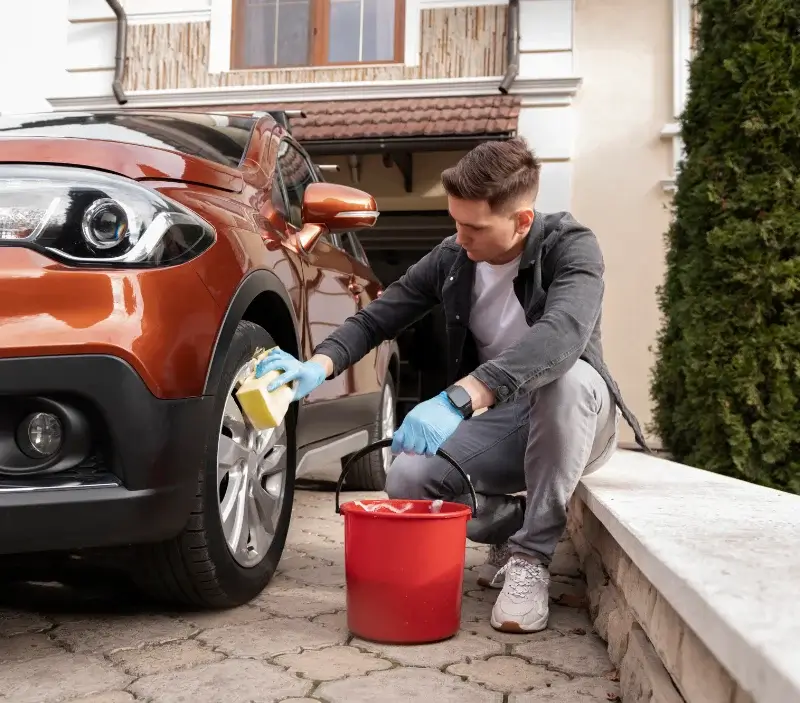 Lavage auto à domicile Belle Vie en Auge : professionnel intervenant sur un véhicule